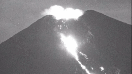 Gunung Semeru di Lumajang, Jawa Timur (Jatim), kembali mengalami erupsi. Semeru meluncurkan lava pijar pada pagi ini, Sabtu (1/11/2025). Luncuran lava pijar gunung Semeru terjadi sejauh 2,5 kilometer dari puncak kawah menuju kawasan Besuk Kobokan. Foto: Istimewa