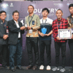 Anindio Daneswara (ketiga kiri) saat menerima trofi penghargaan Juara 1 kompetisi simulasi keamanan siber dari Deputi Bidang Keamanan Siber dan Sandi Perekonomian BSSN, Slamet Aji Pamungkas dalam acara Industrial Cybersecurity Top Level Forum (TLP 5.0). Foto: Ist
