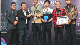 Anindio Daneswara (ketiga kiri) saat menerima trofi penghargaan Juara 1 kompetisi simulasi keamanan siber dari Deputi Bidang Keamanan Siber dan Sandi Perekonomian BSSN, Slamet Aji Pamungkas dalam acara Industrial Cybersecurity Top Level Forum (TLP 5.0). Foto: Ist