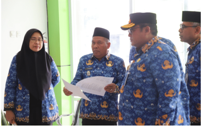 
					Inilah sidak perdana Wakil Bupati Jombang H Salmanudin Yazid ke Puskesmas Jelakombo yang baru diresmikan 6 Oktober 2025, serta pembangunan trotoar  simpang tiga Jl, KH Abdurrahman Wahid, Senin 17 November 2025. Foto: Diskominfo Pemkab Jombang