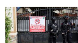 Personel polisi bersenjata berjaga di luar area setelah ledakan terjadi di kompleks sekolah di Jakarta, Indonesia, 7 November 2025. (Foto: REUTERS/Willy Kurniawan)