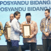 Menteri Kesehatan Budi Gunadi sadikitn menyerahjkan tanda penghargaan kepada bupati Jombang, H Warsubi, berupa piagam sebagai Penghargaan Intervensi Spesifik Terbaik Regional 1 Tahun 2025 Tingkat Kabupaten/Kota se-Indonesia dari Menteri Kesehatan., Rabu 12 November 2025, di Jakarta. Foto; Diskominfo Pemkab Jombang.