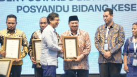 Menteri Kesehatan Budi Gunadi sadikitn menyerahjkan tanda penghargaan kepada bupati Jombang, H Warsubi, berupa piagam sebagai Penghargaan Intervensi Spesifik Terbaik Regional 1 Tahun 2025 Tingkat Kabupaten/Kota se-Indonesia dari Menteri Kesehatan., Rabu 12 November 2025, di Jakarta. Foto; Diskominfo Pemkab Jombang.