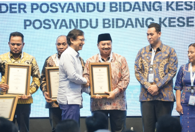
					Menteri Kesehatan Budi Gunadi sadikitn menyerahjkan tanda penghargaan kepada bupati Jombang, H Warsubi, berupa piagam sebagai Penghargaan Intervensi Spesifik Terbaik Regional 1 Tahun 2025 Tingkat Kabupaten/Kota se-Indonesia dari Menteri Kesehatan., Rabu 12 November 2025, di Jakarta. Foto; Diskominfo Pemkab Jombang.