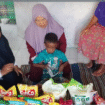 Dinsos Pemkab Jombang menyalurkan paket nutrisi kepada anak Sulton, 7, tahun warga , warga Dusun Tondowulan, Desa Temuwulan, Kecamatan Perak, yang sejak lahir mengalami kelainan jantung bocor, 31 Oktober 2025. Foto: jombangkab.go.id