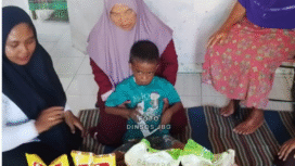 Dinsos Pemkab Jombang menyalurkan paket nutrisi kepada anak Sulton, 7, tahun warga , warga Dusun Tondowulan, Desa Temuwulan, Kecamatan Perak, yang sejak lahir mengalami kelainan jantung bocor, 31 Oktober 2025. Foto: jombangkab.go.id