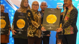 Drs Purwanto, asisten Sekdakab Jombang, menerima penyerahan penghargaan sebagai 'Daerah Koperasi Go International 2025, di gedung Dyandra Surabaya, Kamis, 27 November 2025. Foto: jombangkab.go.id