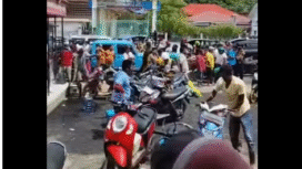 Sejumlah video medsos diunggah menunjuukan adanya aksi massal penjaraha sejumlah minimarket di kota pandan, dan kabupaten Tapanuli Tengah sedang menjarajh dan menguras habis izin minimarket. Mereka mengajuk lapa ekstrem, terpaksa mencari makanan pasca banjir bandang 25 Nove,ber 2025. Foto: tangkap video Instagram@medsos_medan