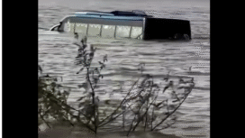Satu pemandangan sebuah bus terendam air banjir di wilayah provinsi Songkla, Thailand, yang dilanda banjir bandang sejak 25 November 2025. Instagram@inilahcom