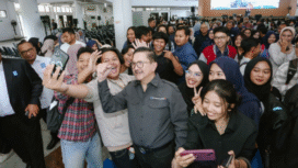 Di depan sekitar 1.300 mahasiswa, Presiden Direktur PT Freeport Indonesia, Tony Wenas memberikan kuliah umum, wawasan mengenai peran strategis industri pertambangan khususnya tembaga dalam mendukung transisi energi dan perkembangan teknologi global. Foto: Ist