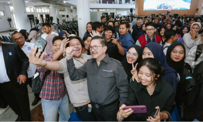 
					Di depan sekitar 1.300 mahasiswa, Presiden Direktur PT Freeport Indonesia, Tony Wenas memberikan kuliah umum,  wawasan mengenai peran strategis industri pertambangan khususnya tembaga dalam mendukung transisi energi dan perkembangan teknologi global. Foto: Ist