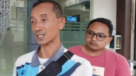 Guru SMPN 1 Trenggalek, Eko Prayitno melapor ke polres pasaca dipukul dan diancam rumahnya akan dibakar oleh, kakak siswi yang ponselnya disita karena digunakan saat pelajaran berlangsung. Foto: kabartrenggalek.com