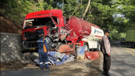 Terjadi kecelakaan lalu lintas pada Jumat, 14 November 2025, di jalur atas Desa Selorejo, Blitar, yang melibatkan truk tangki Pertamina dan mobil box bermuatan kertas. Kecelakaan ini diduga karena truk box mengalami steering lock (setir terkunci), yang menyebabkan tabrakan dari belakang oleh truk tangki UD Truck. Foto: kobarutama.co