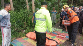 Tim SAR Gabungan berhasil menemukan tiga jenazah mahasiswa UI Semarang, yang terseret banjir di sungai Singorojo, Kendal, saat main tubing . Foto: lingkarTV