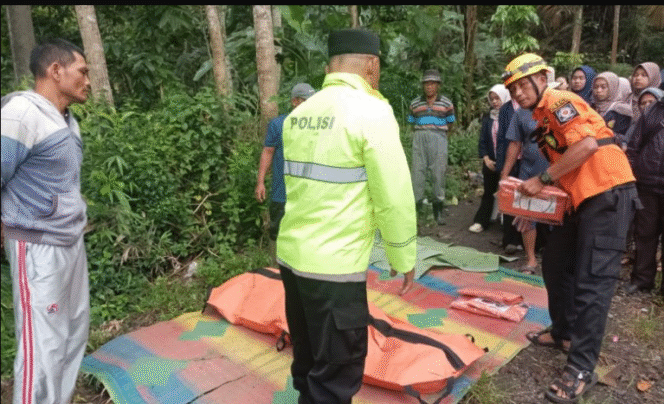 
					Tim SAR Gabungan berhasil menemukan tiga jenazah mahasiswa UI Semarang, yang terseret banjir di sungai Singorojo, Kendal, saat main tubing . Foto: lingkarTV