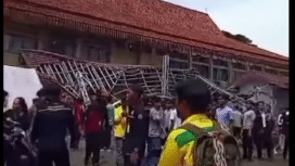 Sebanyak 16 mahasiswa mewnagalami luka berata dan ringan, akibat tertimpa atap bangunan pendopo FKIP, Universitas Siliwangi roboh, hari Minggu. 16 November 2025. Foto: Instagram@adi_irawan_dje