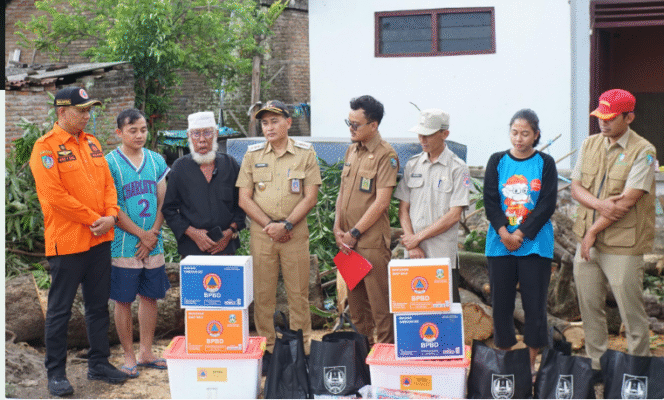 
					Pasca bencana angin ribut, Minggu 2 November 2025, tim gabungan Penanggualngan Bencana Jombang telah membagikan bantuan, Senin 3 Oktober 2024,  meringan beban warga yang tertimpa musibah. Foto: Jombangkab.go.id
