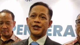 Menteri LH Hanif Faisol lakukan verifikasi lapangan terkait kayu gelondongan di banjir Sumatera. (Instagram/haniffaisolnurofiq)