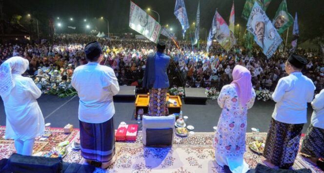 
					Dzikir Akbar bersama Gus Iqdam di Taman Bahari Mojopahit. Dok.Humas