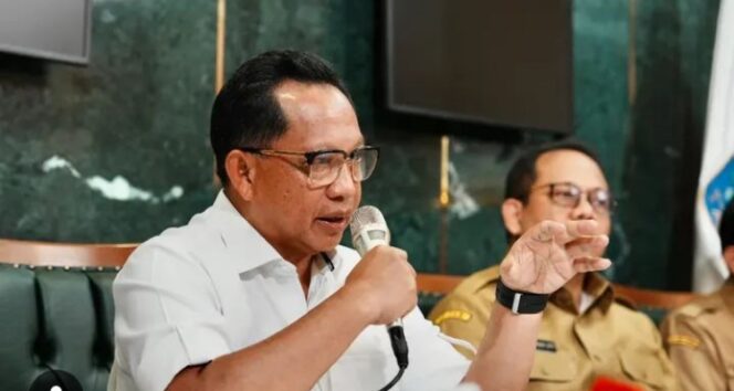 
					Mendagri Tito Karnavian resmi berhentikan sementara Bupati Aceh Selatan karena ke luar negeri tanpa izin di tengah kondisi tanggap bencana. (Dok Kemendagri)