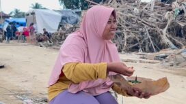 Tangkapan layar sukacita seorang pengungsi saat menyantap nasi padang setelah dua minggu hanya mengonsumsi mi instan di posko pengungsian. (Instagram/reziguci)