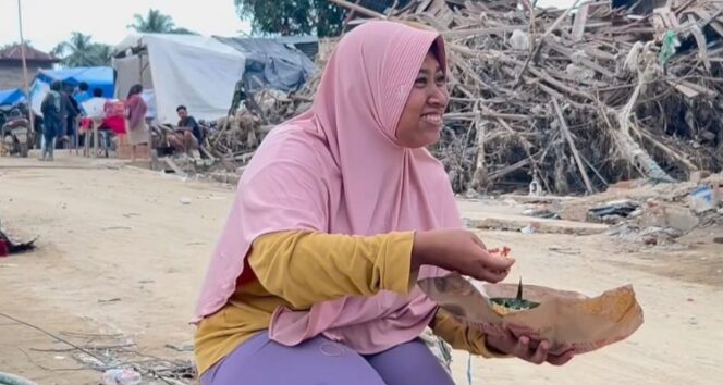 
					Tangkapan layar sukacita seorang pengungsi saat menyantap nasi padang setelah dua minggu hanya mengonsumsi mi instan di posko pengungsian. (Instagram/reziguci)