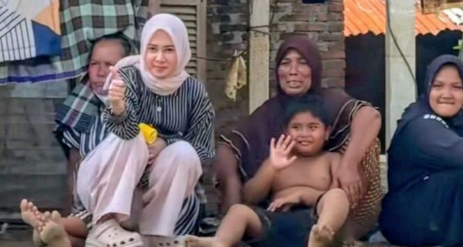 
					Tangkapan layar bocah yang meminta dibawakan satu baju karena semua pakaiannya hanyut terbawa banjir. (Instagram/hafizadinata_)