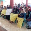 Warga dusun Kumitir unjuk rasa di kantor kelurahan desa Kumitir Jatirejo. (Foto.Gandung)