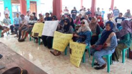 Warga dusun Kumitir unjuk rasa di kantor kelurahan desa Kumitir Jatirejo. (Foto.Gandung)