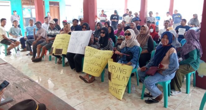 
					Warga dusun Kumitir unjuk rasa di kantor kelurahan desa Kumitir Jatirejo. (Foto.Gandung)