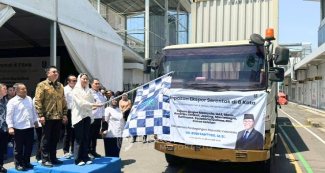 
					Wakil Menteri Perdagangan Dyah Roro Esti bersama Bupati Mojokerto Muhammad Albarra melepas ekspor produk pangan olahan. Dok. Diskominfo 