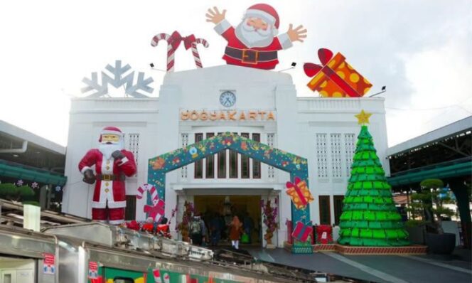 
					KAI Hadirkan Nuansa Natal dan Tahun Baru di Stasiun dan Kereta. (Foto.ig@keretaapikita) 