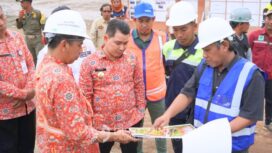 Bupati Mojokerto Tinjau Pekerjaan Stadion Gajah Mada Mojosari. Dok.Diskominfo