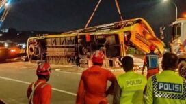 Proses evakuasi Kecelakaan Bus di Exit Tol Krapyak Semarang. Dok.Basarnas Semarang 