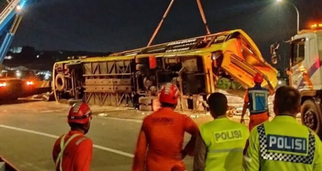 
					Proses evakuasi Kecelakaan Bus di Exit Tol Krapyak Semarang. Dok.Basarnas Semarang 