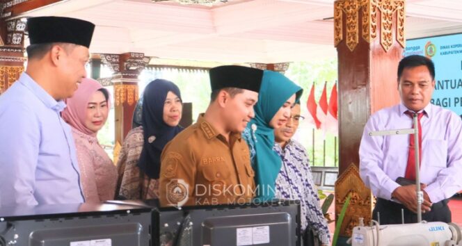 
					Pemkab Mojokerto Serahkan Bantuan Peralatan untuk UMKM. Dok.Ist