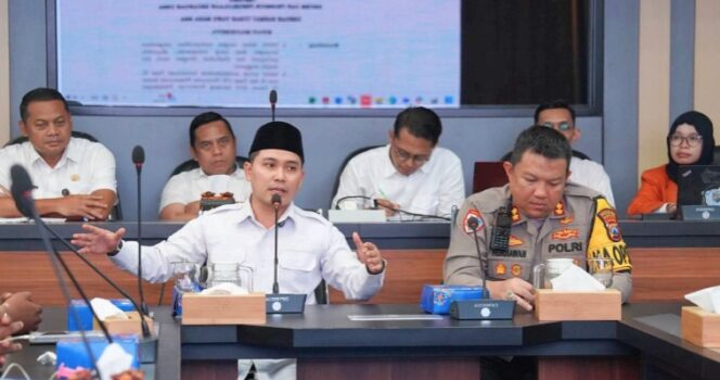 
					Bupati Mojokerto Muhammad Albarraa menerima audiensi kepala desa dan perangkat. Dok.Diskominfo