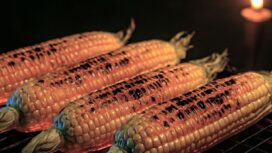 Ilustrasi Jagung bakar di malam tahun baru sering kali menjadi kenangan manis yang diingat sepanjang tahun. (Copilot.AI)