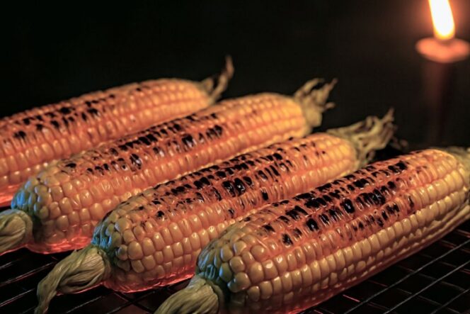 
					Ilustrasi Jagung bakar di malam tahun baru sering kali menjadi kenangan manis yang diingat sepanjang tahun. (Copilot.AI)