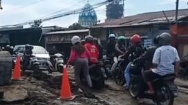 Ilustrasi pengerjaan perbaikan jalan di Brigjen Katamso Waru, Sidoarjo, Jumat (5/12/2025). 