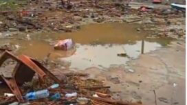 Petugas bersama warga membersihkan akses jalan dan kawasan parkir pantai Crystal Bay, Desa Sakti, Nusa Penida Klungkung pasca dilanda banjir, Selasa (9/12). (BP/Istimewa)