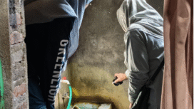 Camat Plandaan Lia Aprilianna Isna Sari bersama tim Puskemas melakukan operasi 3M, untuk mencegah dan memberantas sarang dan nyamuk Aedes aegypti penyebab deman bedarah, di desa Jatimlekek, Jumat 5 Desember 205. Foto: jombangkab.go.id