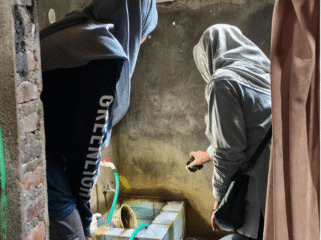 Camat Plandaan  Lia Aprilianna Isna Sari bersama tim Puskemas melakukan operasi 3M, untuk mencegah dan memberantas sarang dan  nyamuk Aedes aegypti penyebab deman bedarah, di desa Jatimlekek, Jumat 5 Desember 205. Foto: jombangkab.go.id