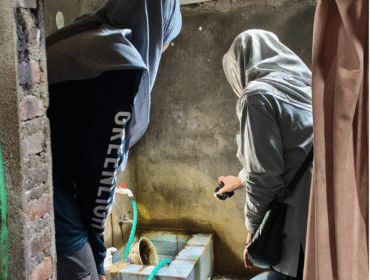 Camat Plandaan  Lia Aprilianna Isna Sari bersama tim Puskemas melakukan operasi 3M, untuk mencegah dan memberantas sarang dan  nyamuk Aedes aegypti penyebab deman bedarah, di desa Jatimlekek, Jumat 5 Desember 205. Foto: jombangkab.go.id