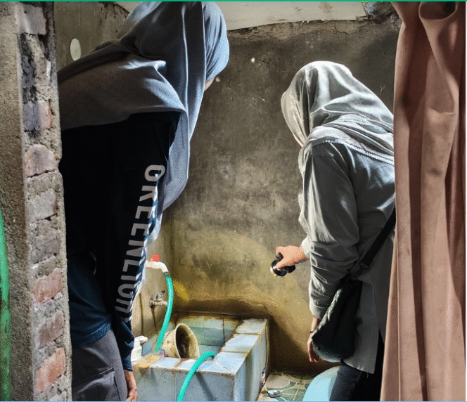 
					Camat Plandaan  Lia Aprilianna Isna Sari bersama tim Puskemas melakukan operasi 3M, untuk mencegah dan memberantas sarang dan  nyamuk Aedes aegypti penyebab deman bedarah, di desa Jatimlekek, Jumat 5 Desember 205. Foto: jombangkab.go.id