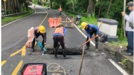 Petugas melakukan penanganan jalan jebol di jalur nasional Denpasar-Gilimanuk, Selemadeg, Tabanan, Selasa (2/12). (BP/Istimewa)
