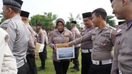 Personel Polres Jombang saat galang dana untuk korban bencana alam Sumatera