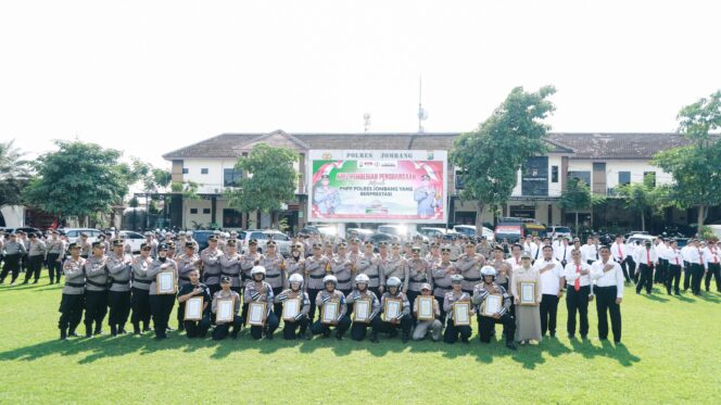 
					Seluruh penerima penghargaan saat foto bersama Kapolres Jombang beserta jajaran