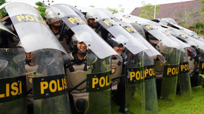 
					Kapolres Jombang bersama sejumlah personel tengah berlatih Dalmas