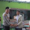 Kapolres Jombang saat serahkan bantuan sosial secara simbolis kepada salah satu mahasiwa